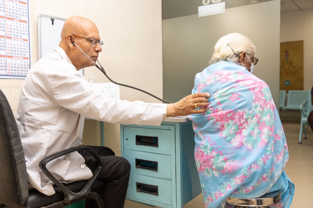 A Nanda Medical Center doctor in consultation with a patient